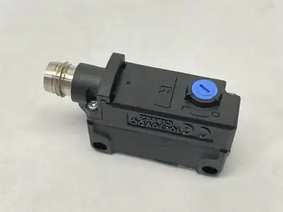 PZ-G51CPR | Keyence  Photoelectric Sensor Square Transmissive Receiver M8 4-Pin - Used