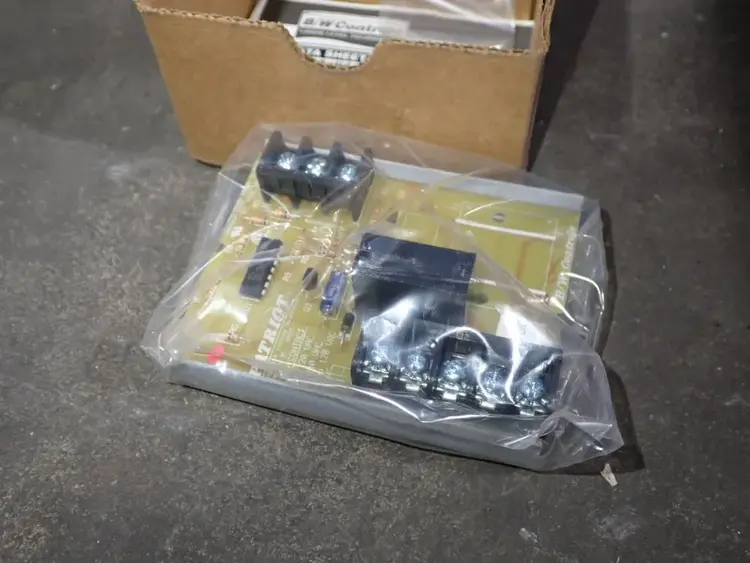 Used B/W CONTROLS 56110000 Relays & Switches | HGR 24 #739646