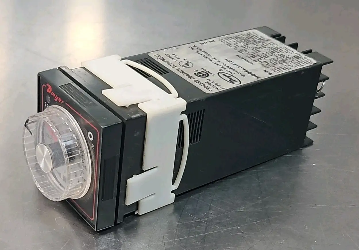 Dwyer D141BH Temperature Controller Loc2D12