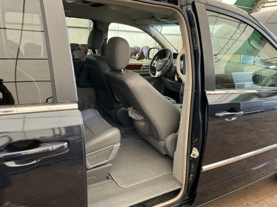 USED 2009 CHRYSLER TOWN AND COUNTRY