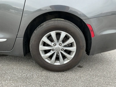 USED 2019 CHRYSLER PACIFICA