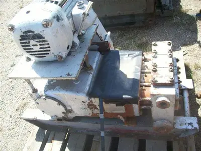 USED UNION TD-25 TRIPLEX PUMP
