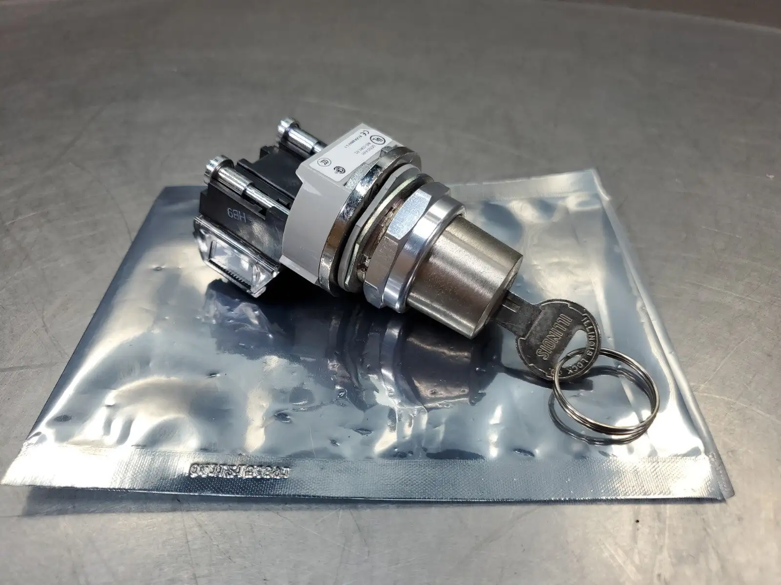 USED Allen-Bradley 800TC-H3126A