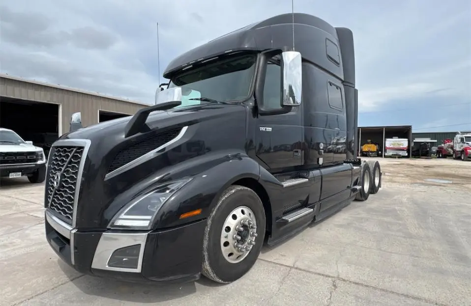 USED 2024 VOLVO VNL64T860