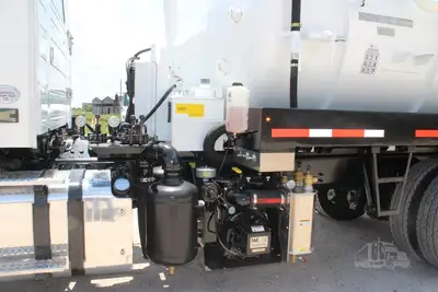 Used 2019 VOLVO VHD64B200 Vacuum Truck Texas US | Roll Off Truck World #1491991