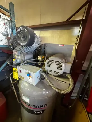 Used _UNKNOWN_ _UNKNOWN_ Tank Mounted Air Compressors Ohio US | Myron Bowling Auctioneers Inc #1504220