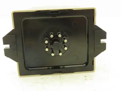 Omron SDV-FL6 Voltage Sensor Safety Monitor Relay 110 VAC W/Socket Base