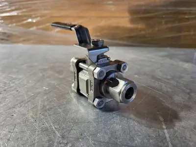 NEW SWAGELOK SS-63TS8