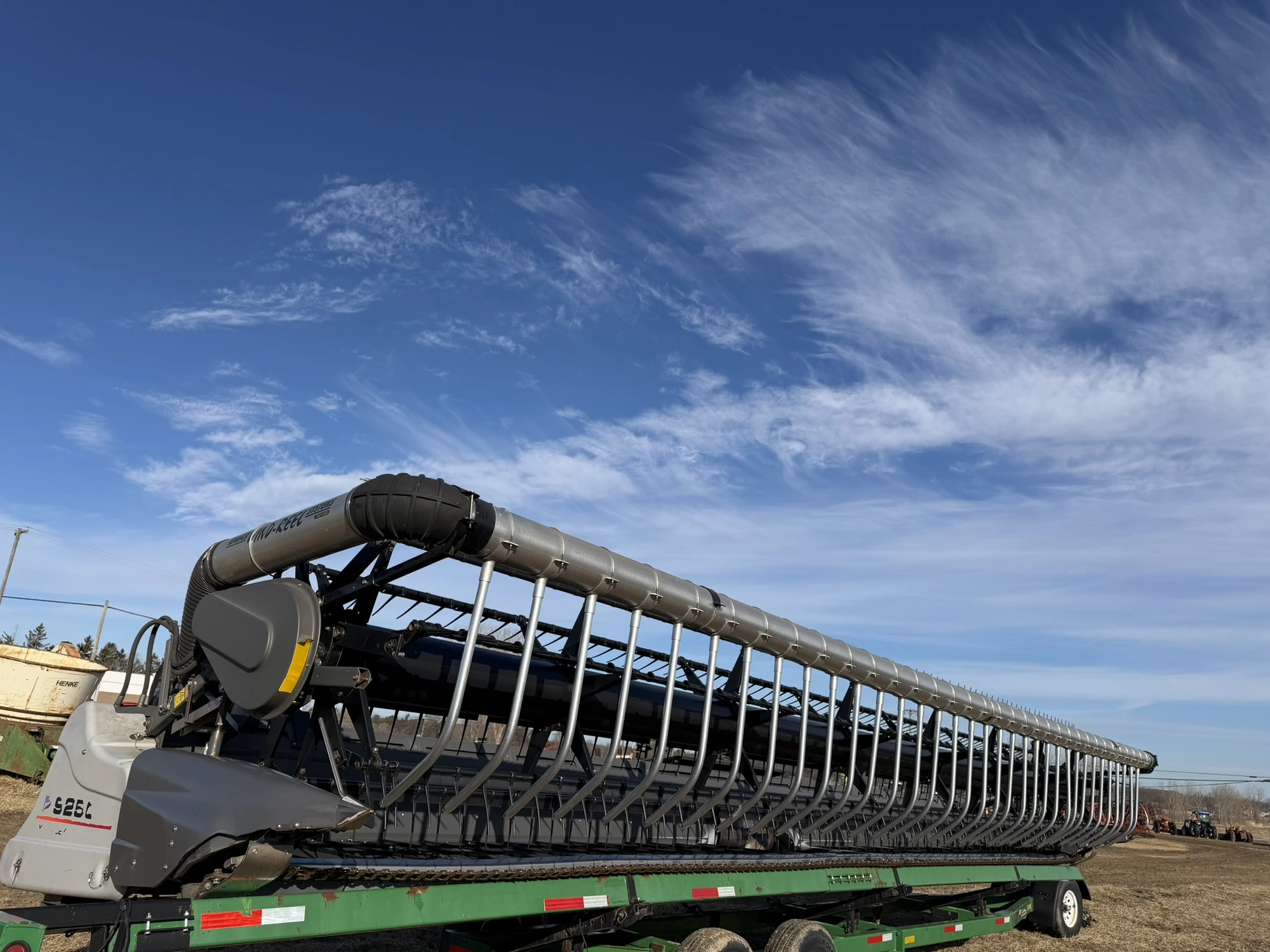 2014 Gleaner model 9250, 35' grain head, shaft driven, Advanced model AWS-2000 wind reel, unit has s...