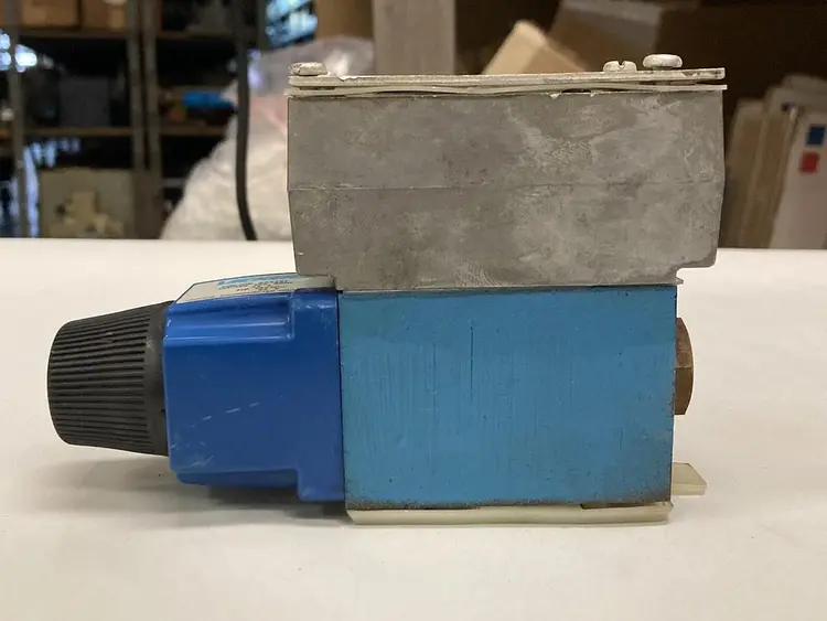 Used VICKERS DG4V-3-6B-M-W-B-40 Solenoid Valves Ohio US | Surplus Asset Holdings #1247349