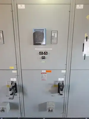 5kV Motor Control Center (MCC) Unit w/ (4) Breakers & (2) Load-Break Switches