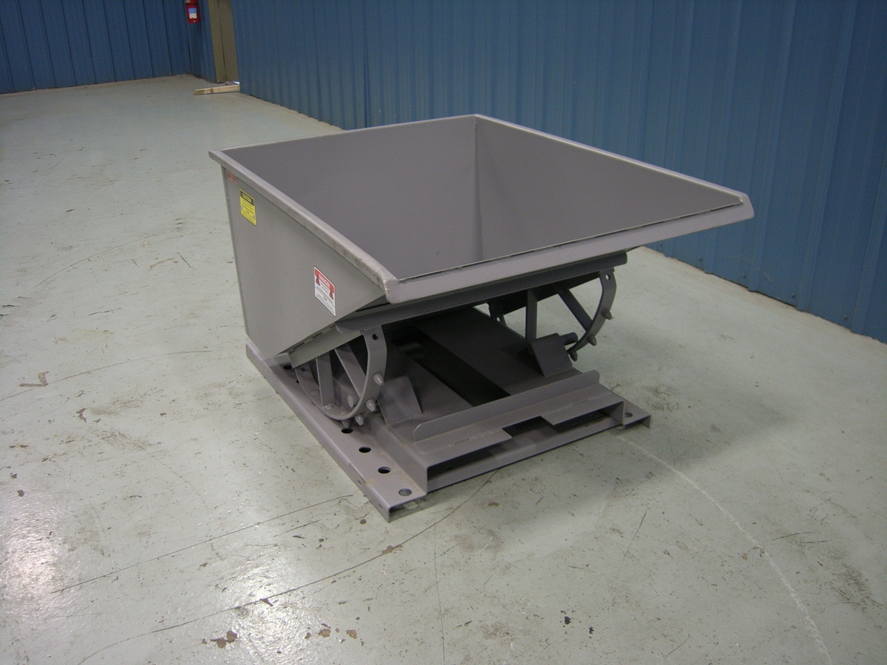 Iron Bull Economy Bull Series 1/2 Yard Self-Dumping Hopper