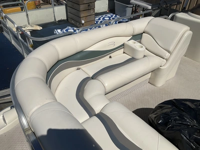 USED 2004 BENNINGTON 2280 RL