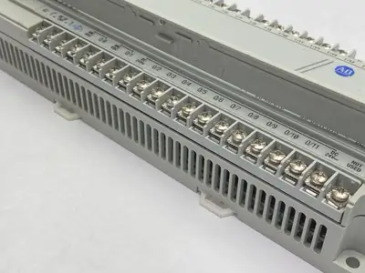 USED ALLEN BRADLEY SER E MICROLOGIX 1000 32 POINT CONTROLLER BROKEN COVER