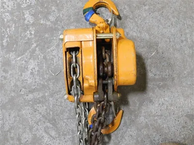 MAGNA Lifting Products Inc. 1/2 Ton Magna Ton Chain Hoist Used