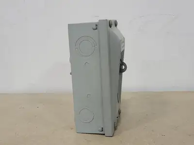 4 x 15 Amp, 1 Pole, 120/240 volts Circuit Breaker w/ Enclosure