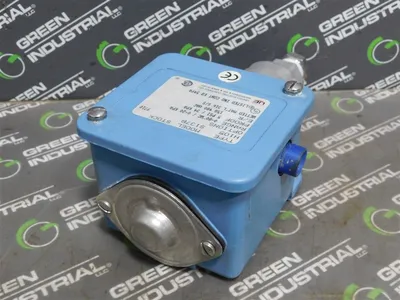 United Electric H105-S137B Pressure Switch 15A 480VAC 0-80"WC 0-20KPA Used