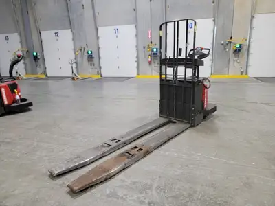 USED RAYMOND 8410