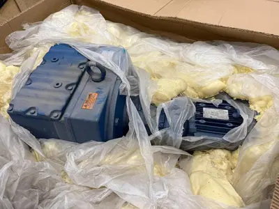 SEW-EURODRIVE R137R77DRE100L4 / R137R77DRE100L4/TH GEAR MOTOR NEW STOCK HP-17