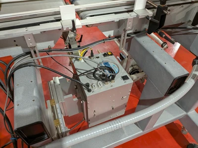 Universal Top and Bottom Label Applicator with Top-and-Bottom Transport Conveyor