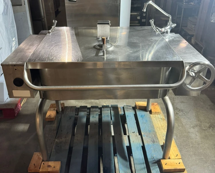 Used _UNKNOWN_ _UNKNOWN_ Braising Pans | Direct Kitchen Equipment #1045842