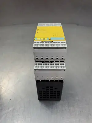 USED Siemens SIRIUS 3TK2825-2BB40 SAFETY RELAY