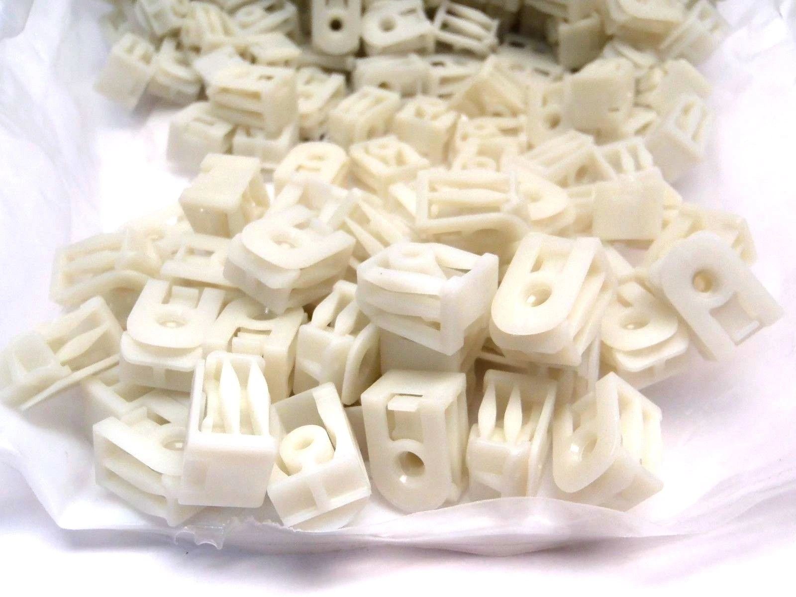 Lot of (300) White Clip Style Cable Tie Mount Vario Clip 1/2" x 1" - New Other