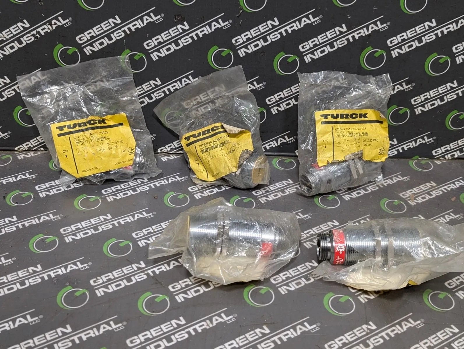 Lot of 4 Turck BI10-G30-AZ3X-B1331 Proximity Sensors 20-250VAC 10mm / 0.39" New