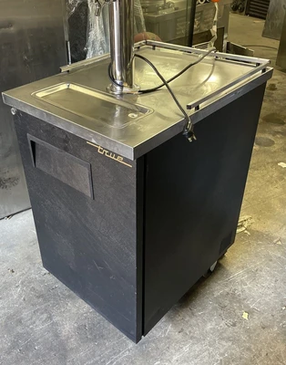 174-0073 True TDD-1-HC 24" Kegerator Self Contained Beer Dispenser