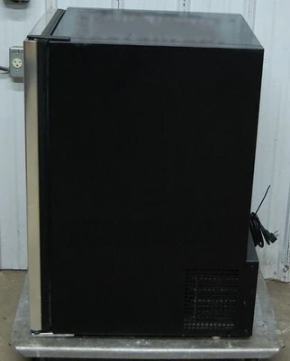 142-1044 True GDM-06 20" Single Glass Door Self Contained Cooler