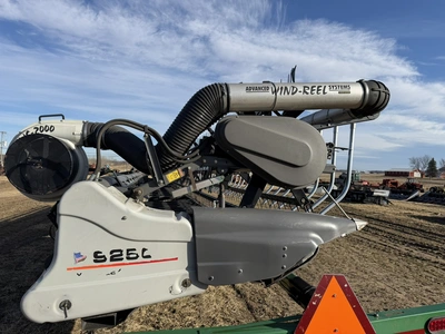 2014 Gleaner model 9250, 35' grain head, shaft driven, Advanced model AWS-2000 wind reel, unit has s...