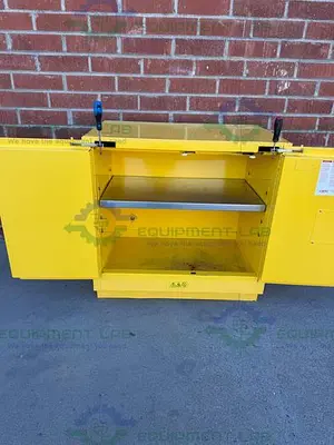 USED JUSTRITE 892320 FLAMMABLE LIQUID STORAGE CABINET 22 GALLON W/ SHELF, KEY