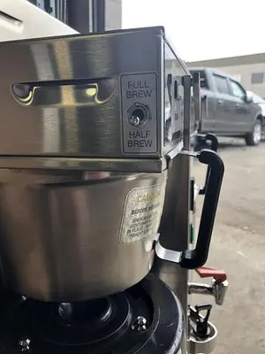 1.5 GALLON BREWER FETCO CBS-52H w/ Thermal Dispensers