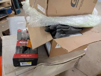 Pallet lot of unsold or unclaimed goods