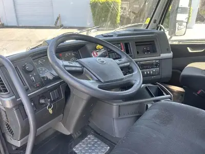 USED 2022 VOLVO VNR42T300