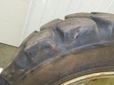 Bergougnan 28x7.00-15 Dual Forklift Tire Solid Traction Black 6-Lug Rim
