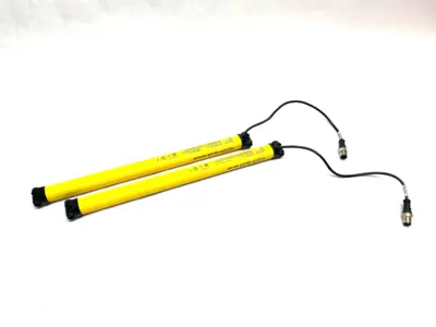 USED BANNER ENGINEERING LIGHT CURTAIN SET, EMITTER, RECIEVER, 2M RANGE