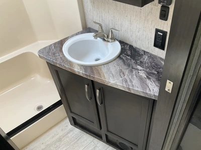 Used 2018 MOMENTUM 395M Campers, Caravans, Motorhomes Michigan US | Miedema Asset Management Group #1334425