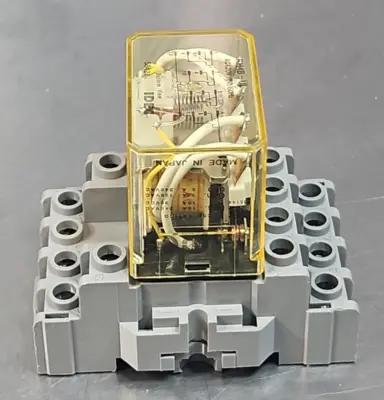 IDEC RH4B-UL + SH4B-05C General Purpose Relay w/ Socket Loc4D46
