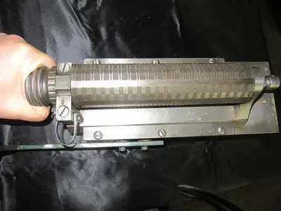 1863-385 RARE ANTIQUE ~ Straight Line Engine Turning Cylindrical Indexing Pattern Bar Holder With 14 Patterns