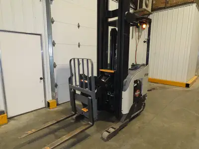 Crown Narrow Aisle Reach Truck Forklift Stand On 36V 3500lbs 5746.2h 25' Lift
