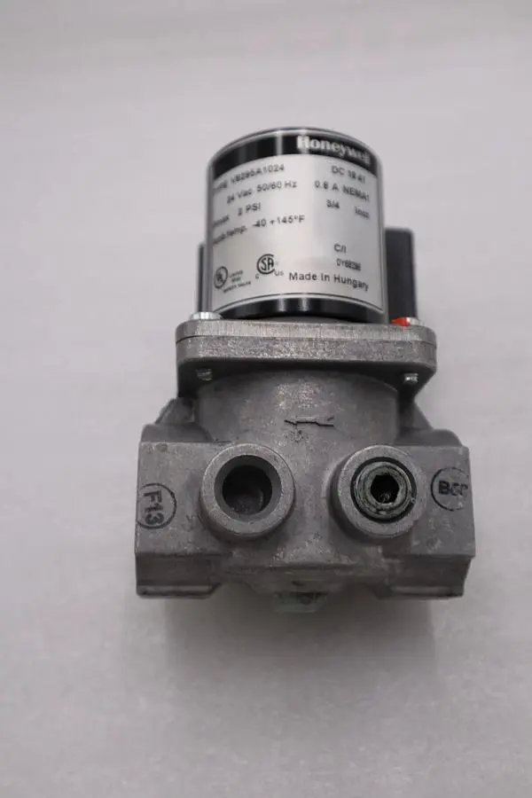 NEW OPEN BOX HONEYWELL V8295A1024 SOLENOID GAS VALVE STOCK H959A