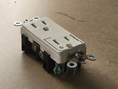 Controlled 15A 125V Duplex Receptacle