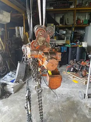 USED CHICAGO PNEUMATIC 500 LB HOIST