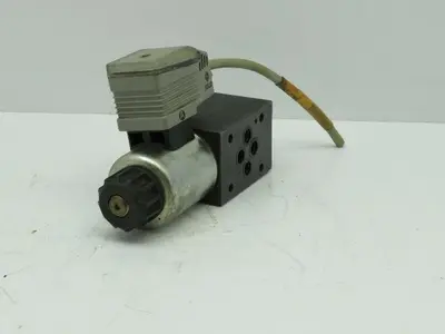 Moog X820-21PA-001N01 Hydraulic Valve 24V