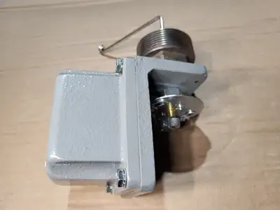 NEW SQUARE D 9037