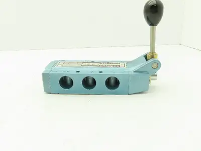 Skinner S3L0GJXX Manual Directional Control Valve 5-Way 3 Pos Spring Return