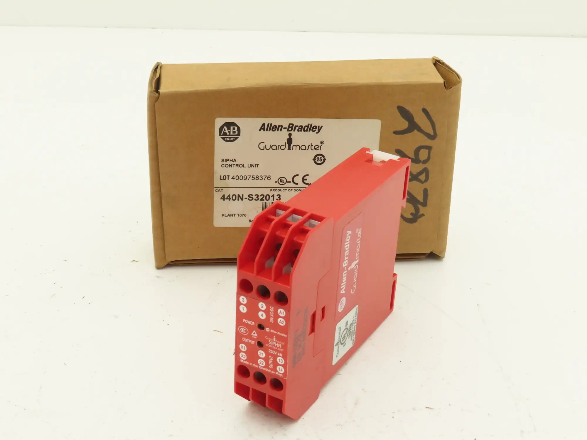 Allen Bradley 440N-S32013 Guardmaster Sipha Safety Control Relay 24V Ser B