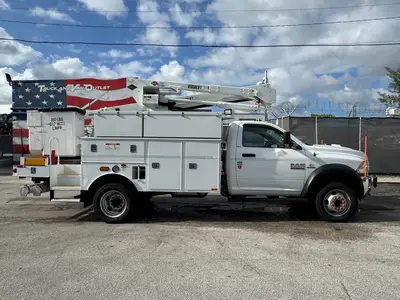 Used 2017 VERSALIFT SST40EIH-02 Bucket (boom) trucks Florida US | Truck and Van Outlet #1509170