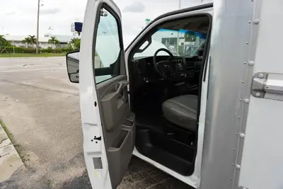 Used 2017 GMC SAVANA G3500 Box trucks Florida US | Truck and Van Outlet #1541709